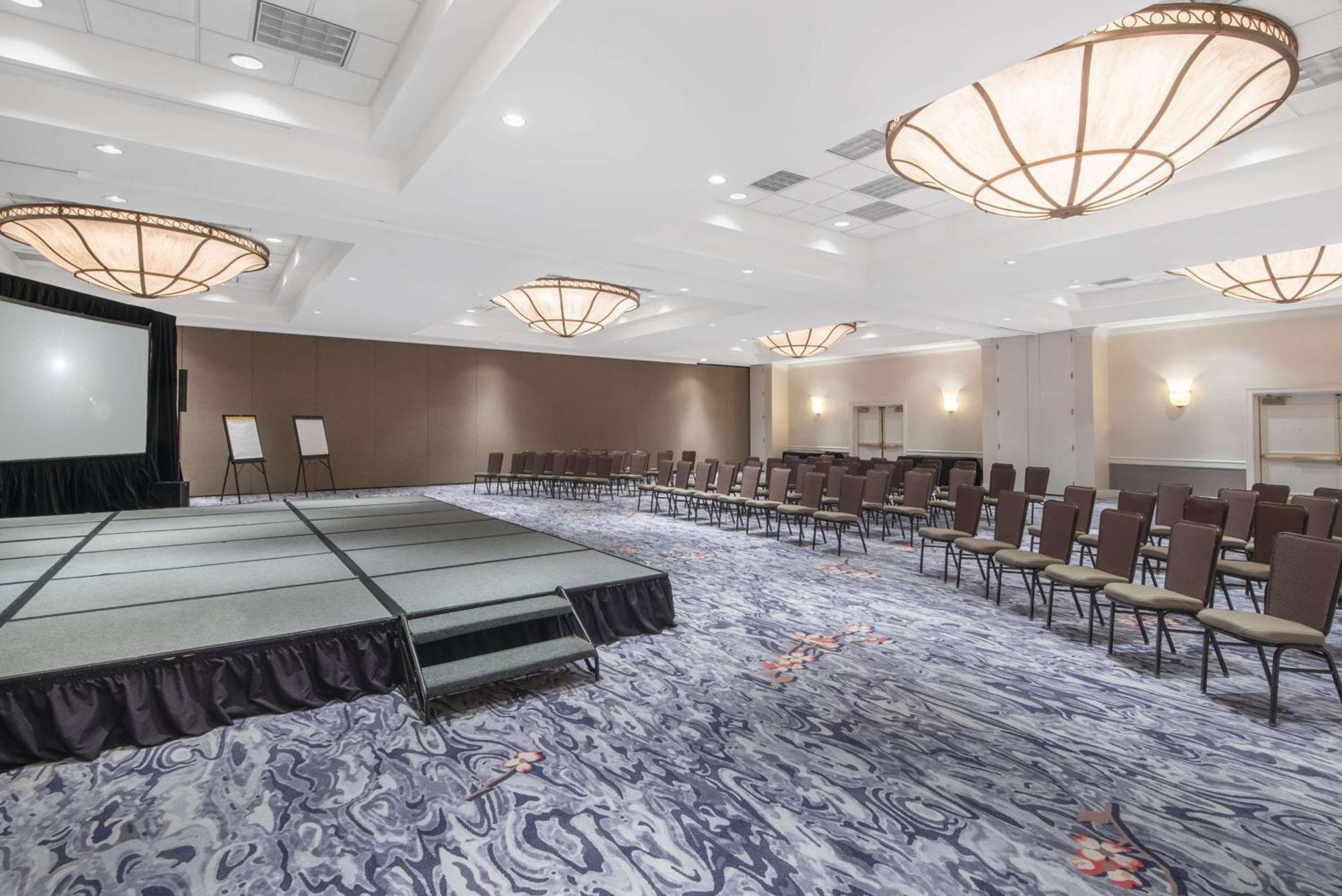 Sonesta Executive Park 4*